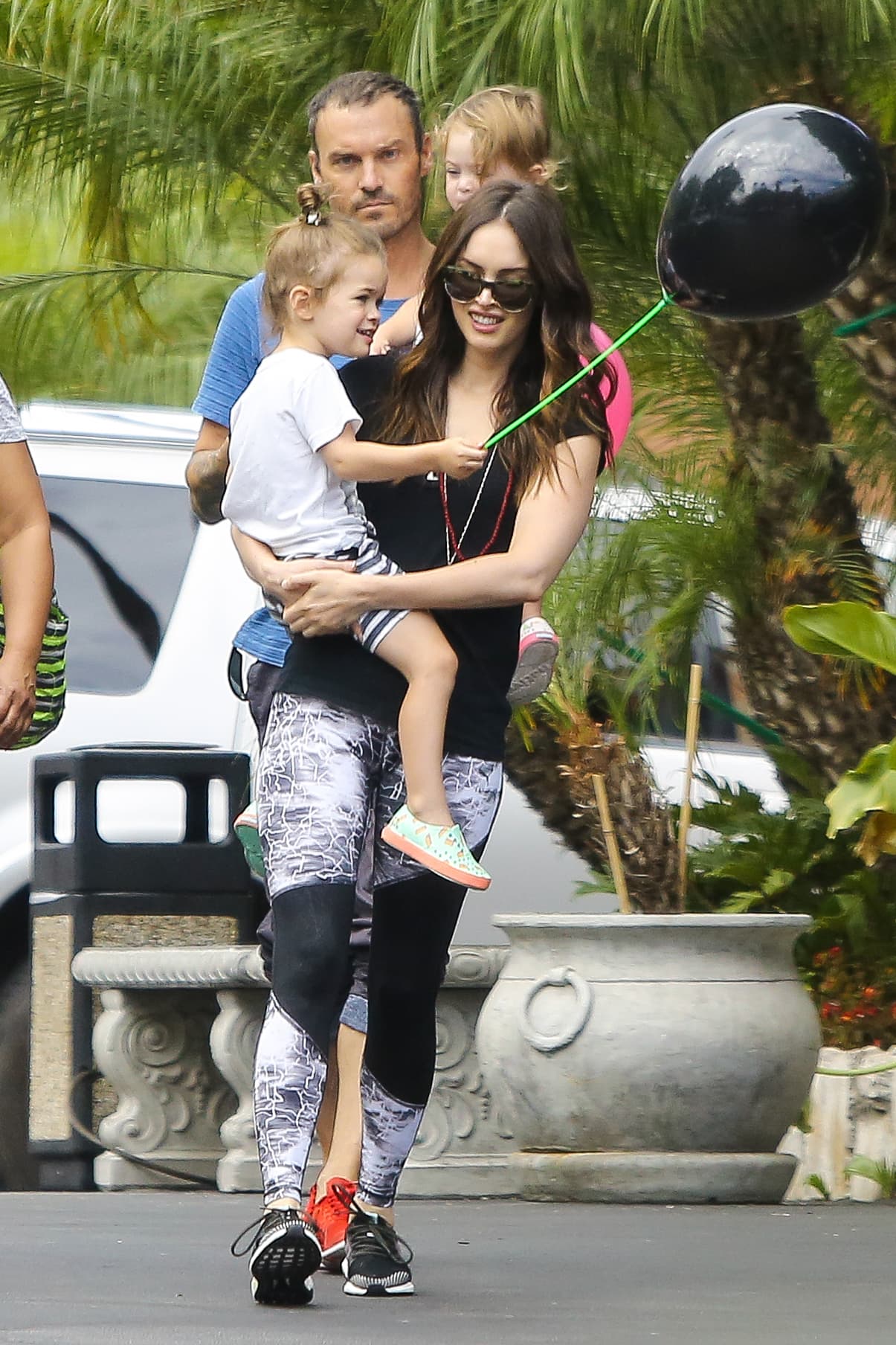 Los dos cargaron a sus nenes saliendo del restaurante.