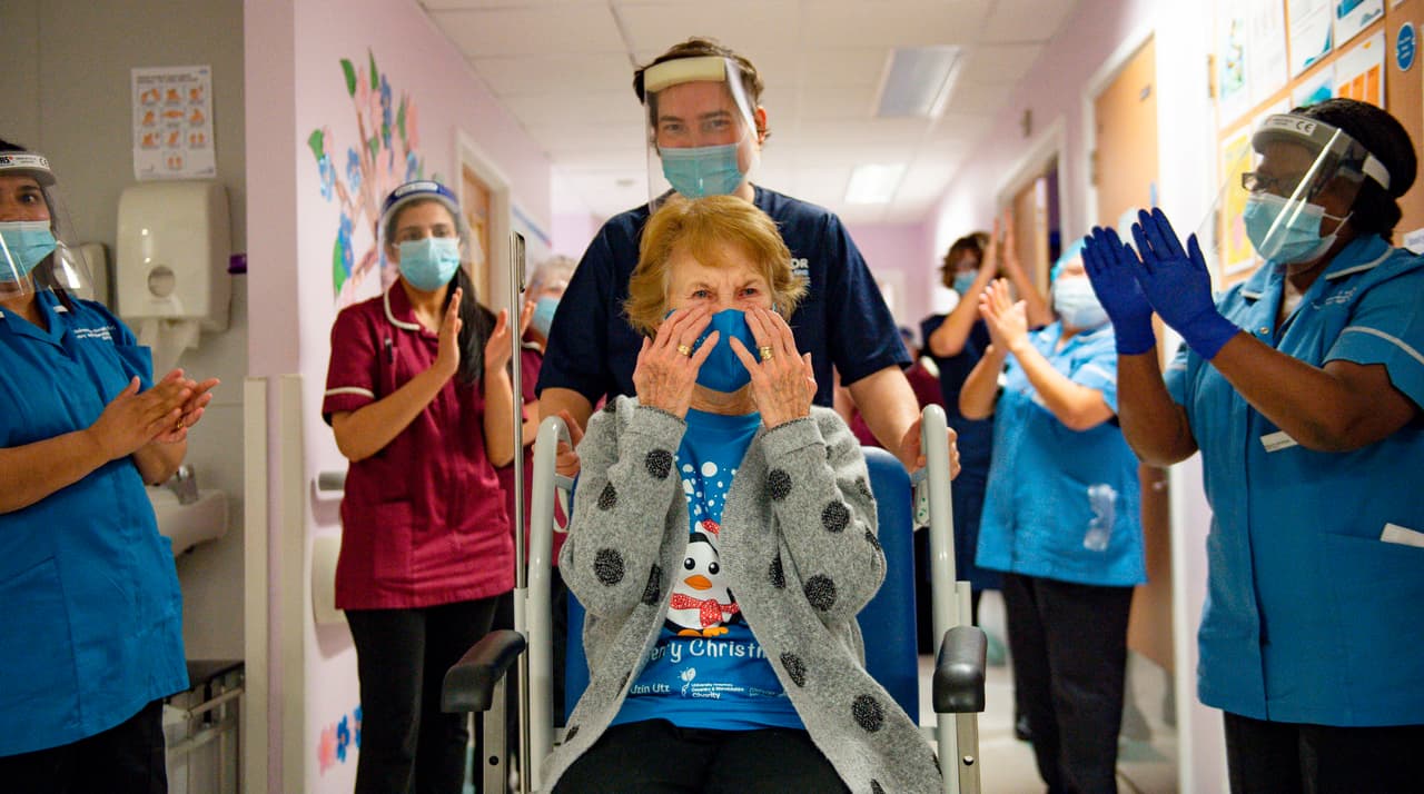Luego de recibir la vacuna, Keenan fue aplaudida por el personal del hospital. La mujer fue la primera en la fila del Hospital Universitario Coventry, una de varias instituciones que manejan la fase inicial de la campaña en Reino Unido. “Es el mejor regalo de cumpleaños que pude tener, finalmente podré pensar en pasar tiempo con mi familia y amigos el próximo año”, dijo Keenan.