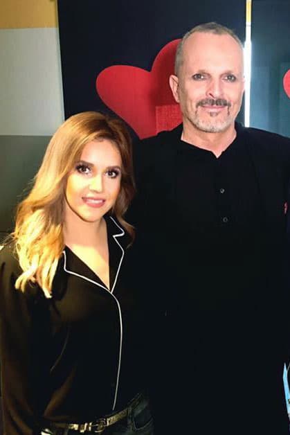 <a href="http://www.univision.com/especiales/latin-grammy/miguel-bose-video">Miguel Bosé</a> y la hermosa 
<a href="http://www.facebook.com/erikareynapage/">Erika</a>.