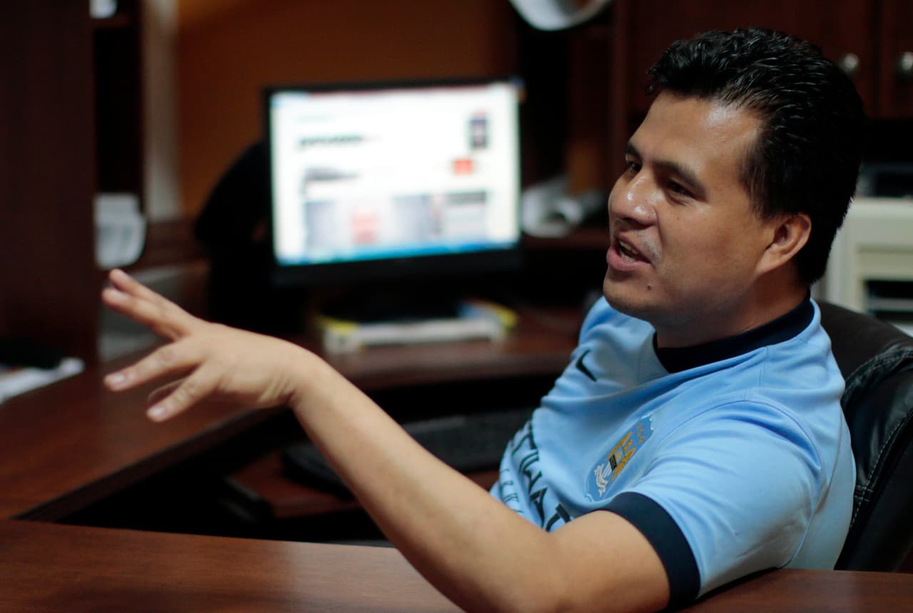 El corresponsal de la revista Proceso, Noé Zavaleta, en Xalapa. Noé sustituyó a la periodista Regina Martínez después de que fuera asesinada en 2012 y, tres años después, tuvo que ir al funeral de su compañero de coberturas, el fotógrafo Rubén Espinosa, también asesinado.