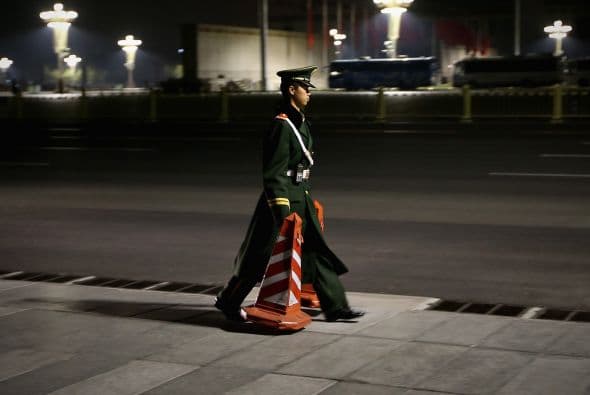 CADÁVERES DE NI'OS EN CONTENEDOR DE BASURA. Cinco cadáveres de niños de las calles fueron hallados en Bijie, en el suroeste de China, en un contenedor de basura, donde probablemente se habían guarecido para protegerse del frío durante la noche, anunció este domingo el diario ‘Beijing News’. En tanto, la Agencia Efe destaca que las investigaciones policiales también indagan sobre la tesis de que los niños pudieron haber muerto por asfixia. Ver toda la información .