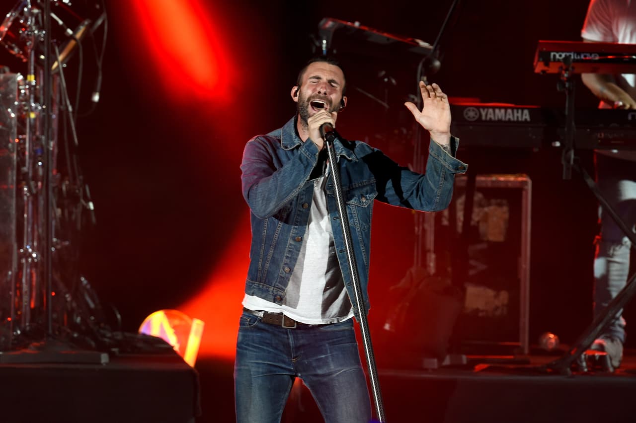 Adam Levine, o mejor dicho ¿Adam 'Divine'? ... El vocalista de Maroon 5 lleva una barba más corta, pero muy bien cuidada.