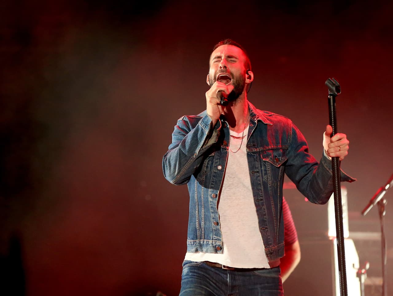 La voz de Adam es apenas uno de sus grandes talentos, pero sin duda, su barba es uno muy destacado.