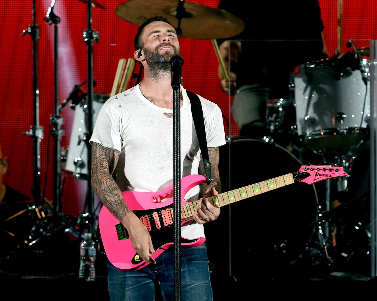 Él la lleva pegada al rostro, aunque también lo hemos visto llevándola abundante.