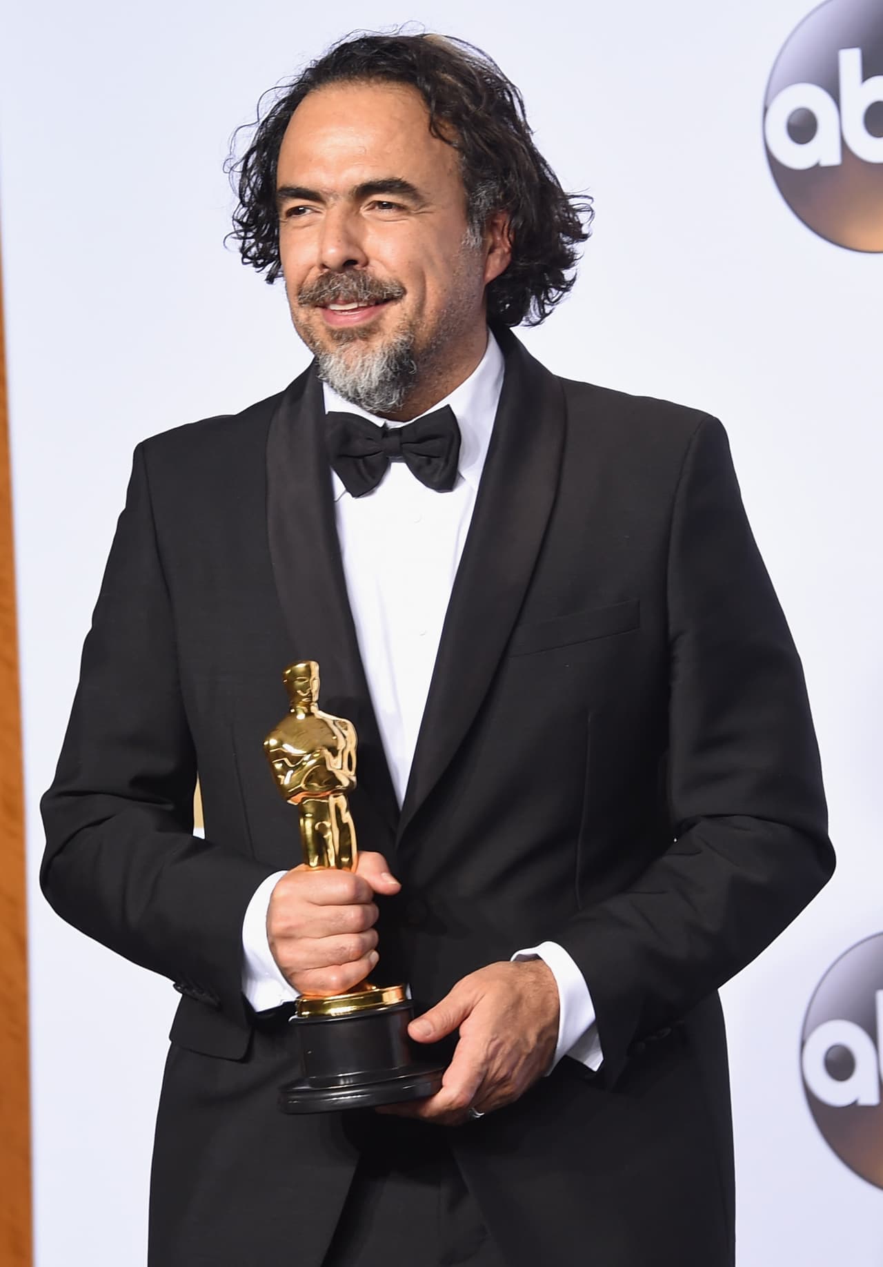 El director de 'The Revenant' ya la ha hecho parte de su look, y aunque no sabemos si también la lleva por un asunto de cabala, sí sabemos que se ha vuelto parte de él.