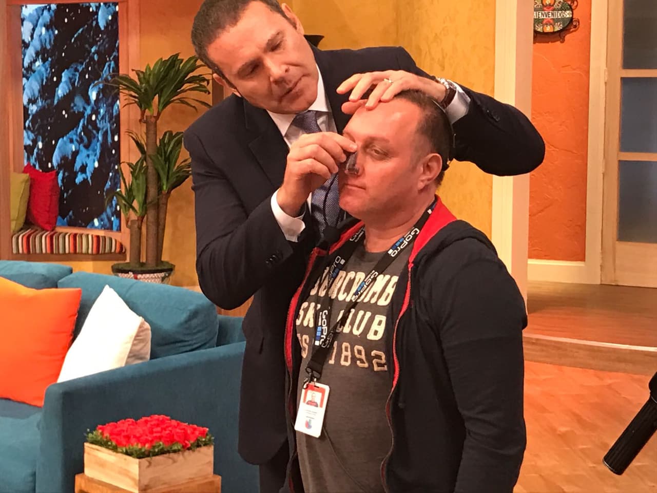 Alan personalmente les ayudó a aplicar y retirar la mascarilla.