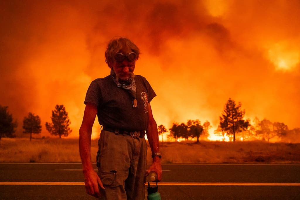El proceso es agotador como refleja Grant Douglas, quien estuvo batallando contra el incendio en la zona de la autopista 36, cerca de Paynes Creek, en el condado Tehama.