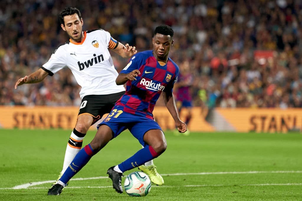 De acuerdo a su papá tanto Sevilla como Real Madrid le hicieron mejores ofertas cuando Ansu tenía 9 años, pero Albert Puig lo convenció de fichar con Barcelona.