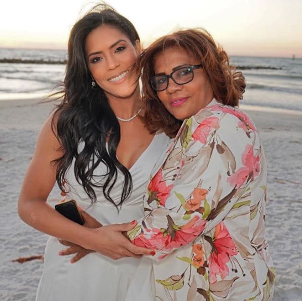 Y ni qué decir de esta imagen, que ahora sabemos fue del día de la boda, posando junto a su mamá, la cual fue publicada en febrero pasado.