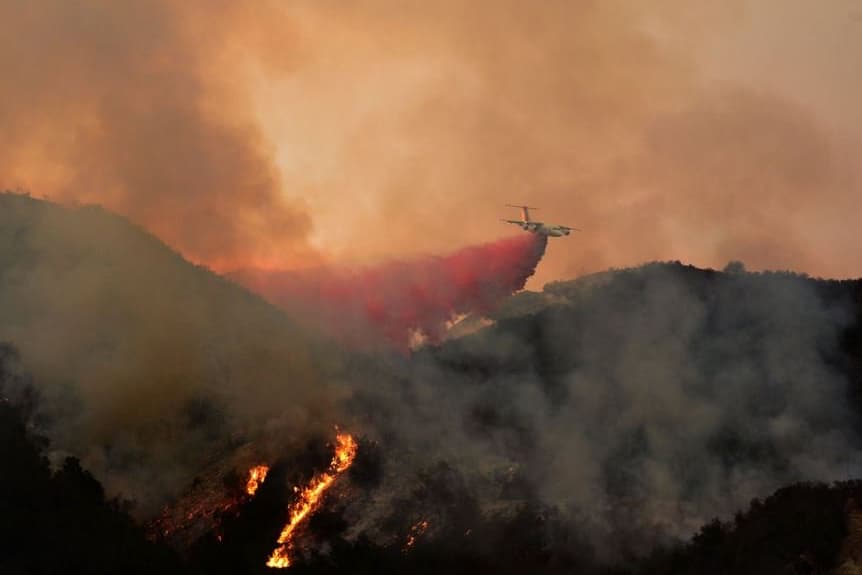 El incendio "Sherpa" en Santa Bárbara, California ha sido contenido en un 54%, confirmaron autoridades este lunes.