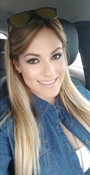 A pesar del dolor que siente, Lorel trata de seguir adelante y poco a poco se integra a la vida cotidiana: "Aún y cuando llueve por dentro, ponte bonita y sonríe porque el amor de Dios es un poderoso sustento".