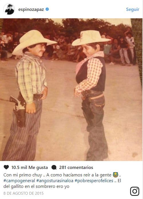"Pobres pero felices", escribió el cantautor bajo esta foto en la que se le ve de chaleco y camisa a cuadros, en un festival escolar al lado de su primo.