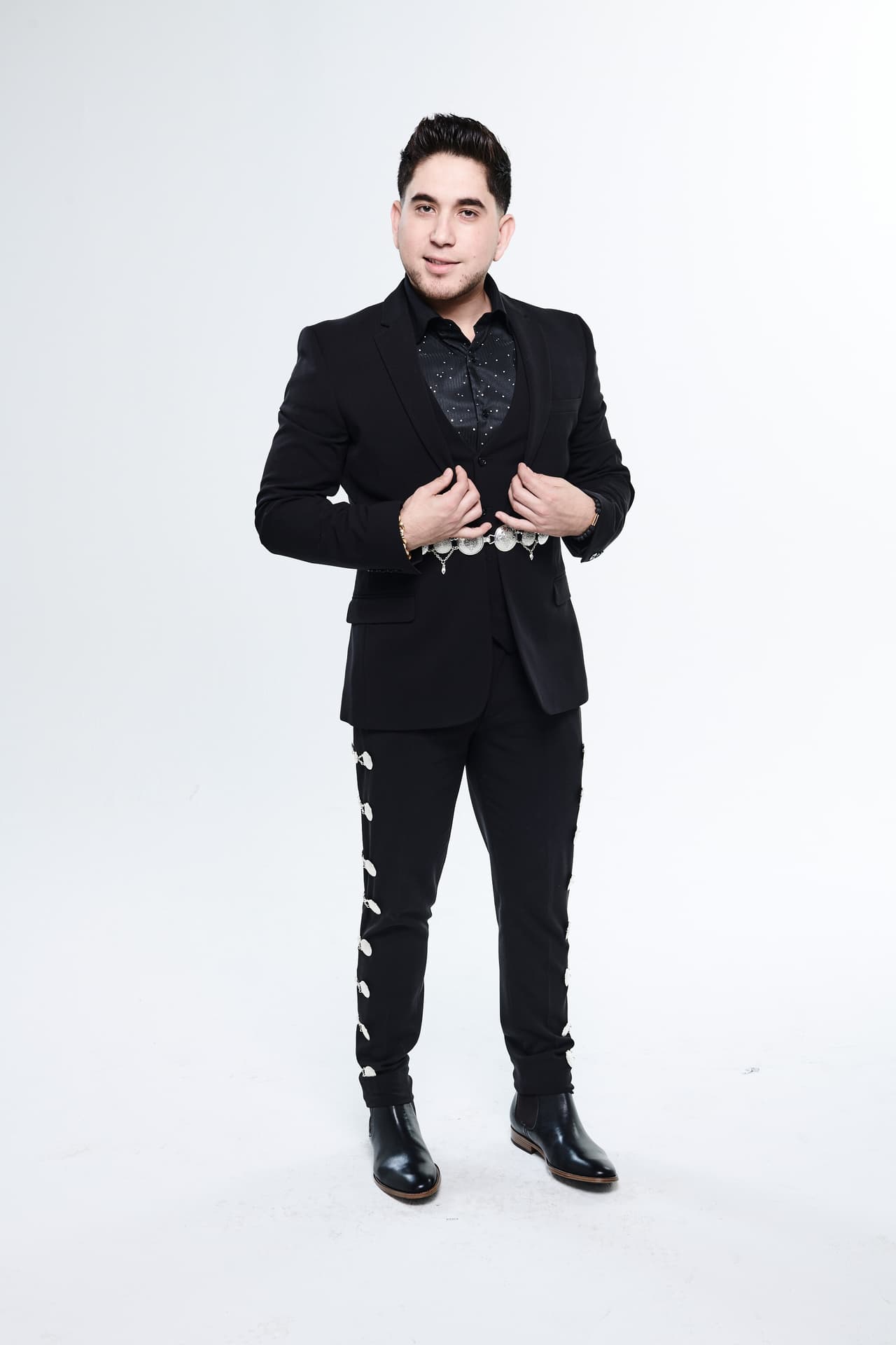 Carlos Alberto García Villanueva,
<a href="https://www.univision.com/shows/mira-quien-baila/el-bebeto-el-galan-de-la-banda" target="_blank">El Bebeto</a>, nació en Guasave, Sinaloa, el 2 de mayo de 1989. Es un cantante de regional mexicano.