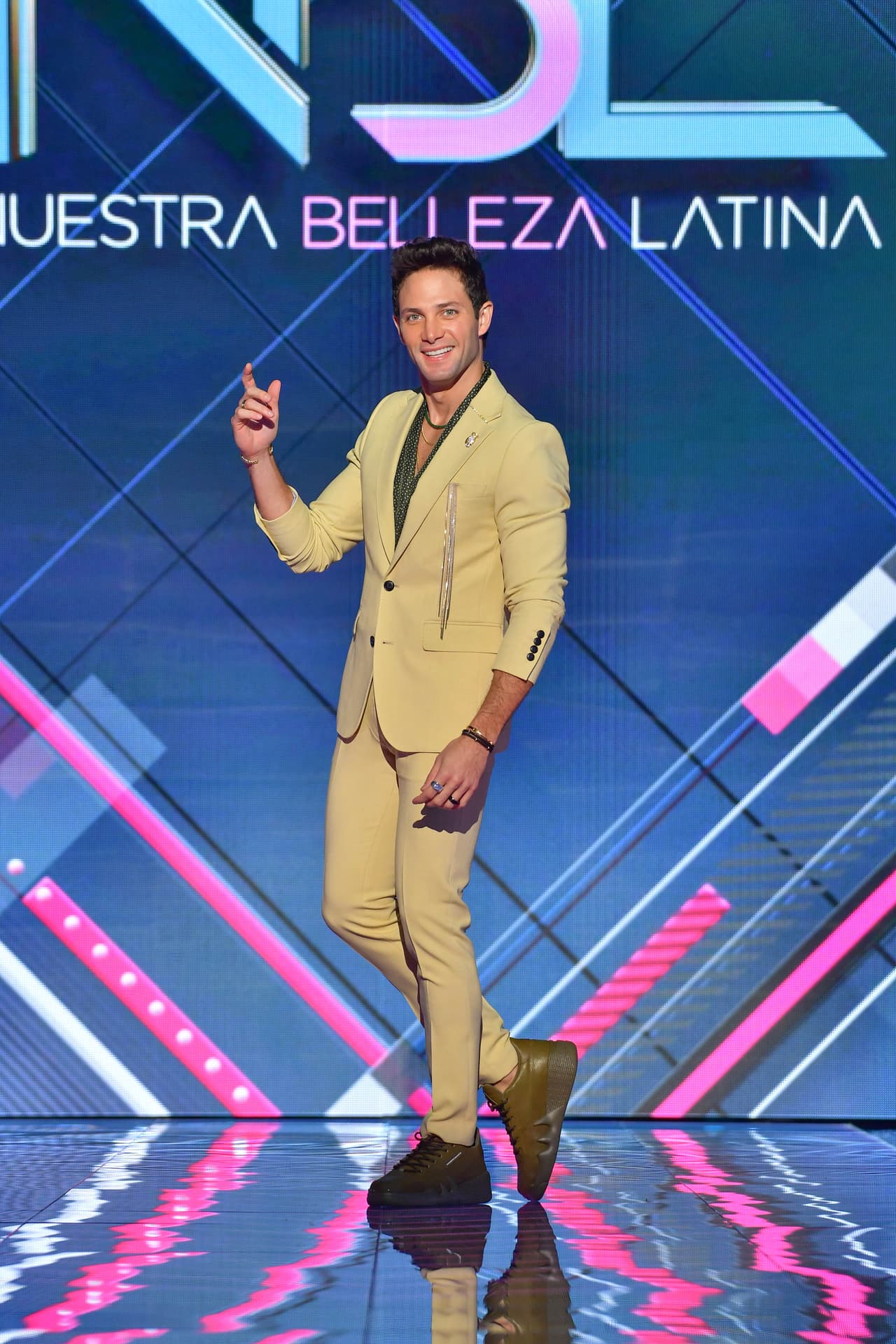 Sin lugar a dudas, no sólo el talento del actor sino su carisma han quedado de manifiesto en sus intervenciones a lo largo de las galas de Nuestra Belleza Latina. No te pierdas su desempeño como conductor backstage todos los domingos a las 8P/7C por Univision.