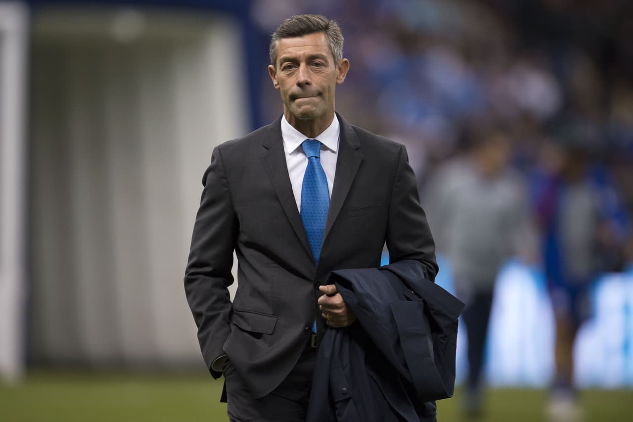 Pedro Caixinha, estratega del equipo celeste se mostró tranquilo antes del partido pero durante los 90 minutos fue intenso con sus jugadores.