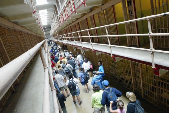 Como curiosidades del funcionamiento de la prisión cabe destacar que a los reos recién llegados los paseaban desnudos por la avenida principal del recinto llamada "Broadway" para hacerlos sentir inferiores a sus compañeros de celda.