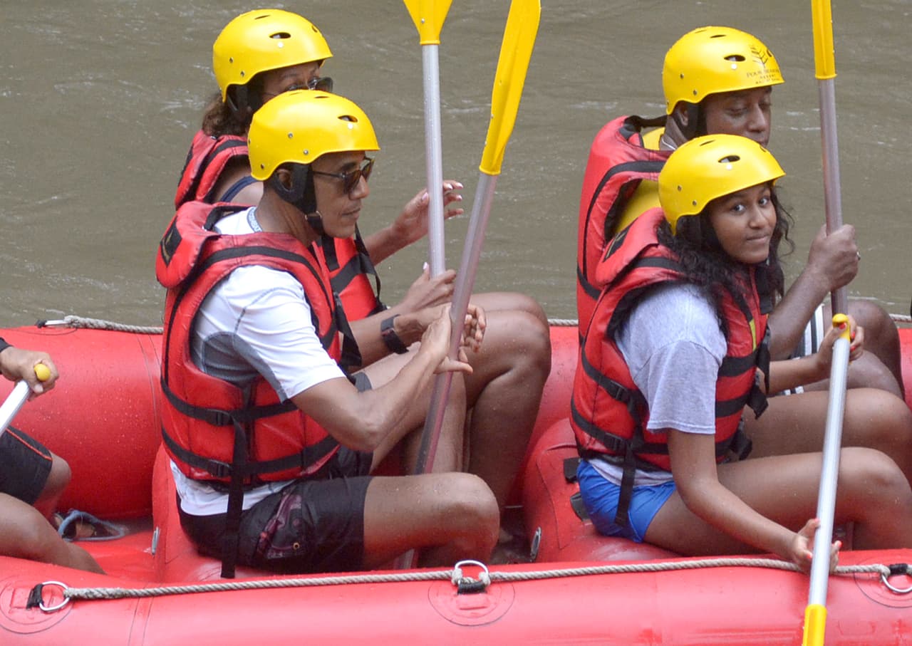 Barack Obama nació en 1961 en Honolulu, Hawaii y se mudó junto a su madre a Indonesia en 1967, cuando era un pequeño de seis años de edad. Luego de separarse del padre de Barack, su madre contrajo matrimonio con un indonesio por lo que decidió mudarse con su hijo al país de su nuevo esposo.
