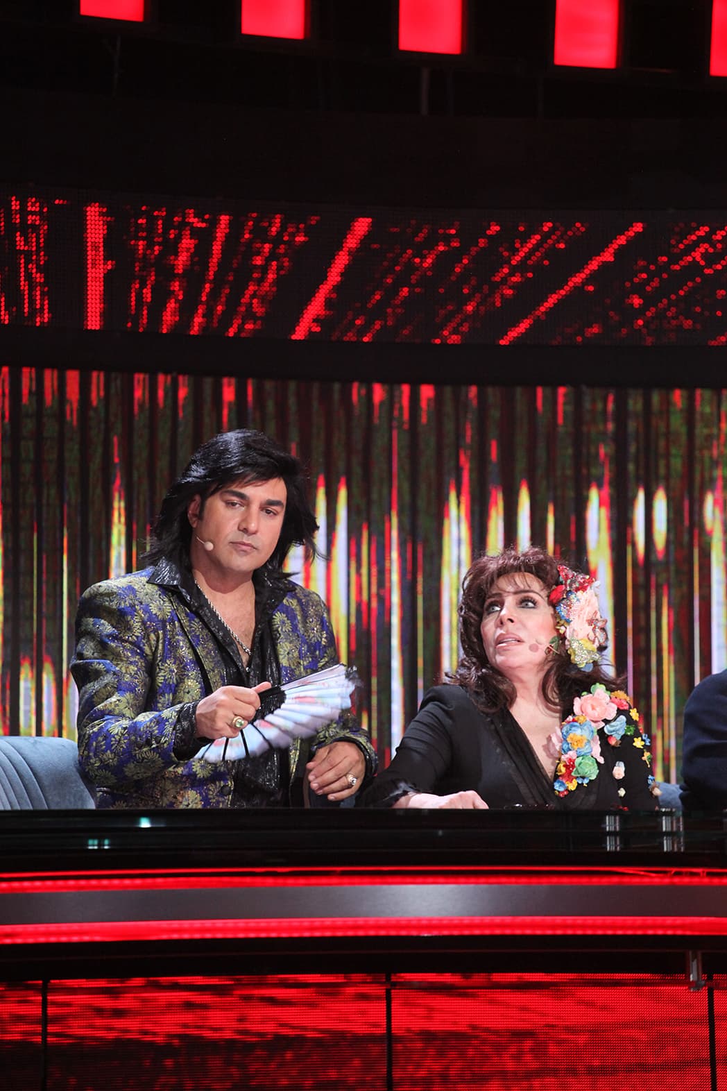 Durante la novela gala, Verónica Castro y Albertano utilizaron flores en su atuendo.