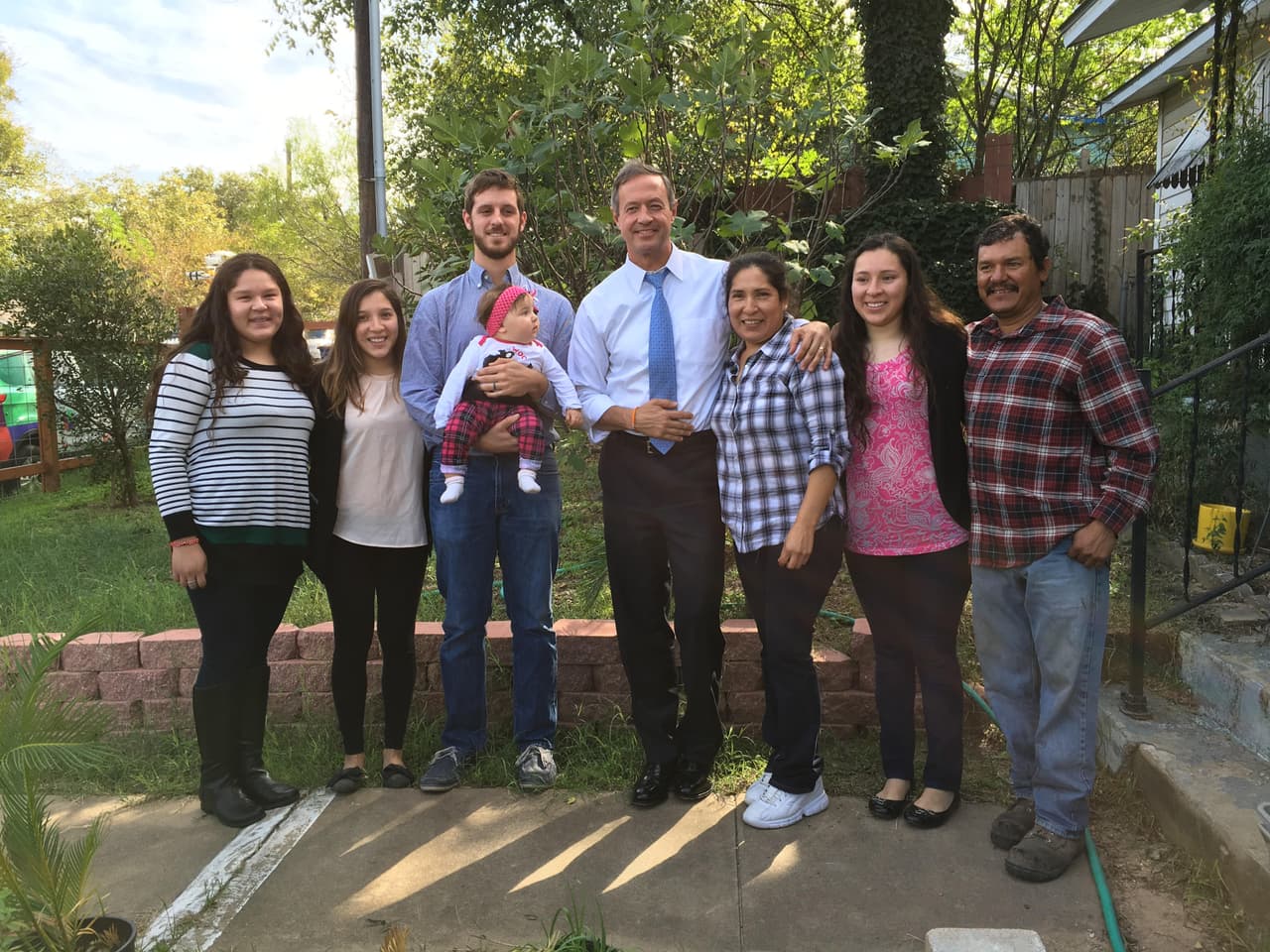 El aspirante presidencial Martin O'Malley almuerza con familia indocumentada