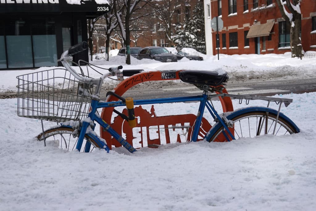 Una bicicleta enterrada en la nieve después de la tormenta invernal que vino acompañada de más nieve por efecto lago.