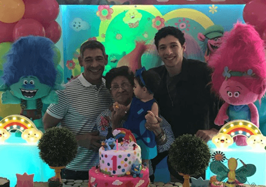 Doña Aracelis Correa, mamá de Johnny Lozada, posó para esta foto con su hijo, su nieto y su bisnieta.