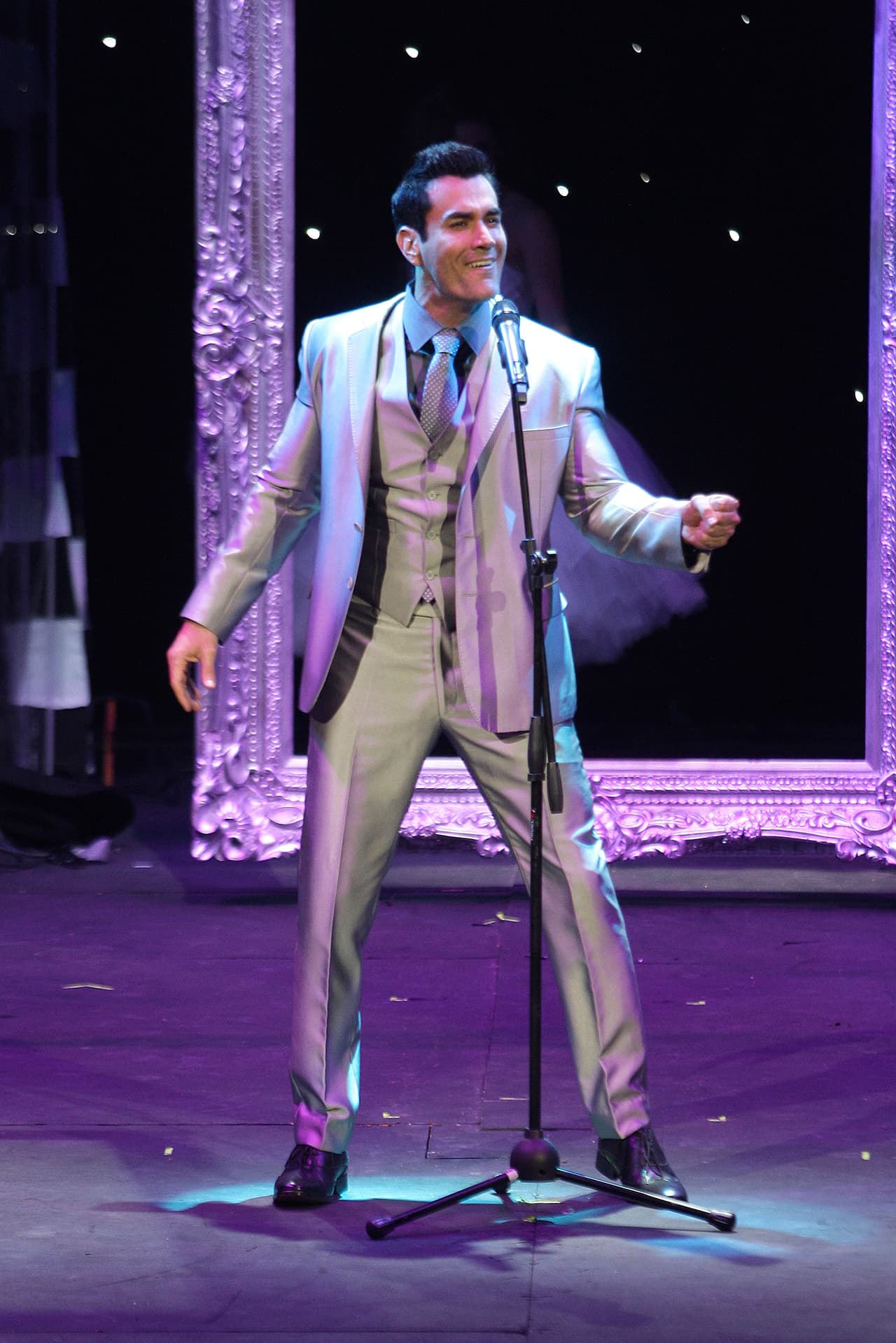 Por lo pronto no olvides ver a 
<b><a href="http://www.univision.com/temas/david-zepeda">David Zepeda</a></b> de lunes a viernes en punto de las 9pm/8c en '
<b><a href="http://www.univision.com/novelas/la-doble-vida-de-estela-carrillo">La doble vida de Estela Carrillo</a></b>', sólo por Univision.