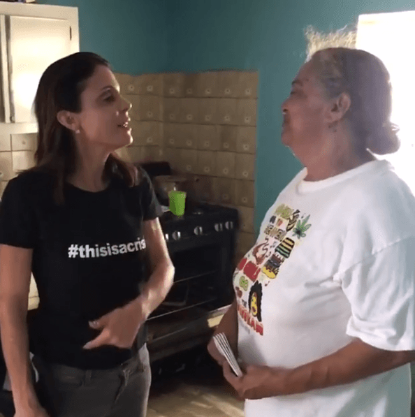 Incluso, esta famosa de 'The Real Housewives of New York' también ha publicado vídeos donde convive con personas que resultaron afectadas, como la señora Gloria Cruz, quien tras convivir con la actriz, comentó: "We have life".