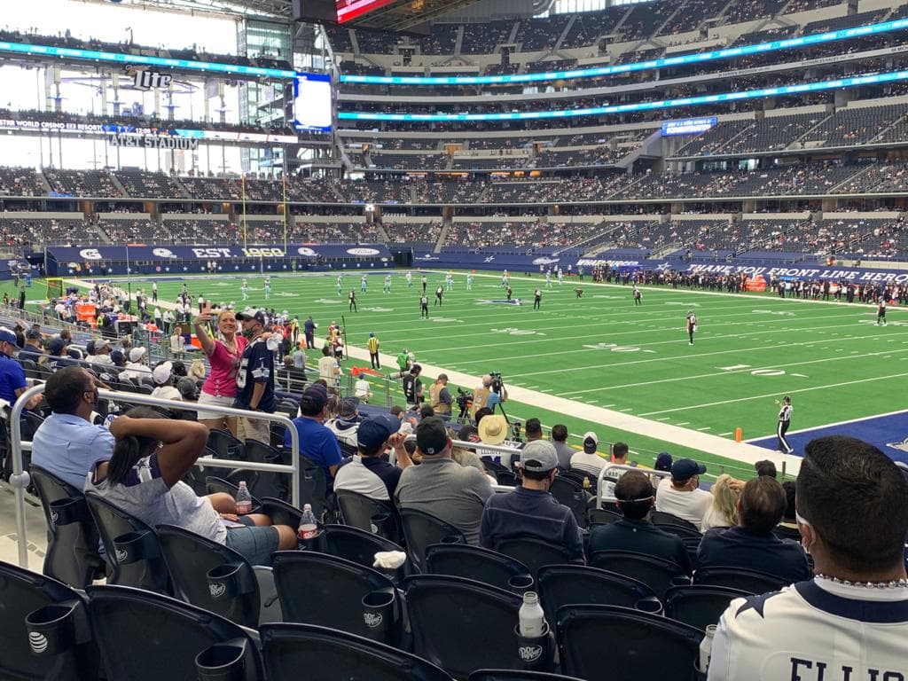 Esta vez en el estadio AT&T, en Arlington, un espacio de 3 millones de pie cuadrados con aire acondicionado era más fácil y rápido contar los asientos ocupados que los que estaban vacíos durante el segundo juego de temporada de los Dallas Cowboys.
<br>
<br>