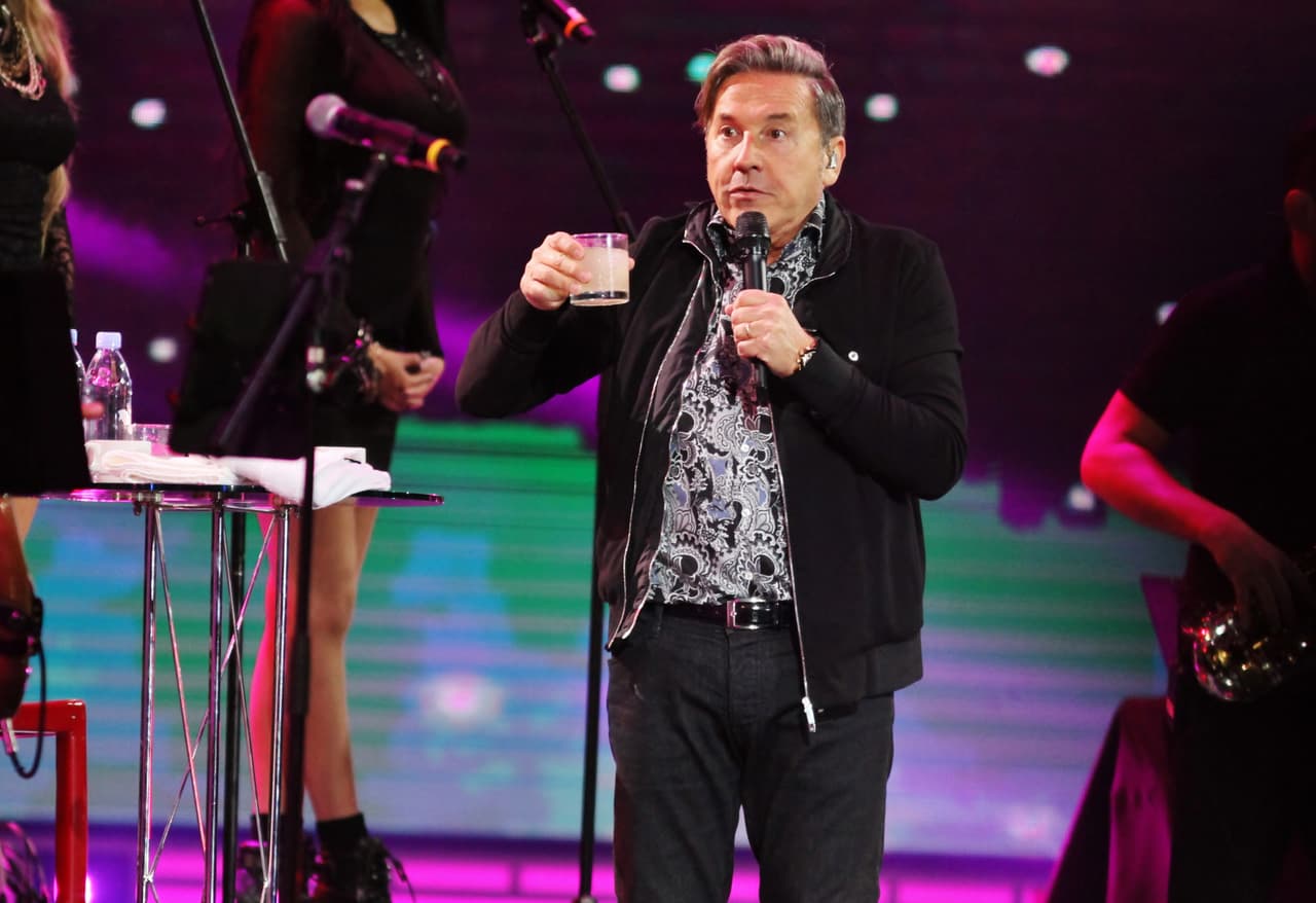 Hasta un brindis hizo frente al público.