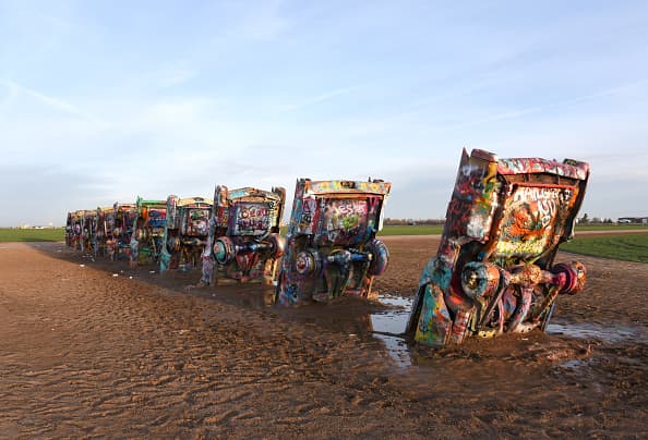 El Cadillac Ranch es una instalación y escultura de arte público que creado en 1974 por Chip Lord, Hudson Marquez y Doug Michels, quienes formaban parte del grupo de arte Ant Farm.