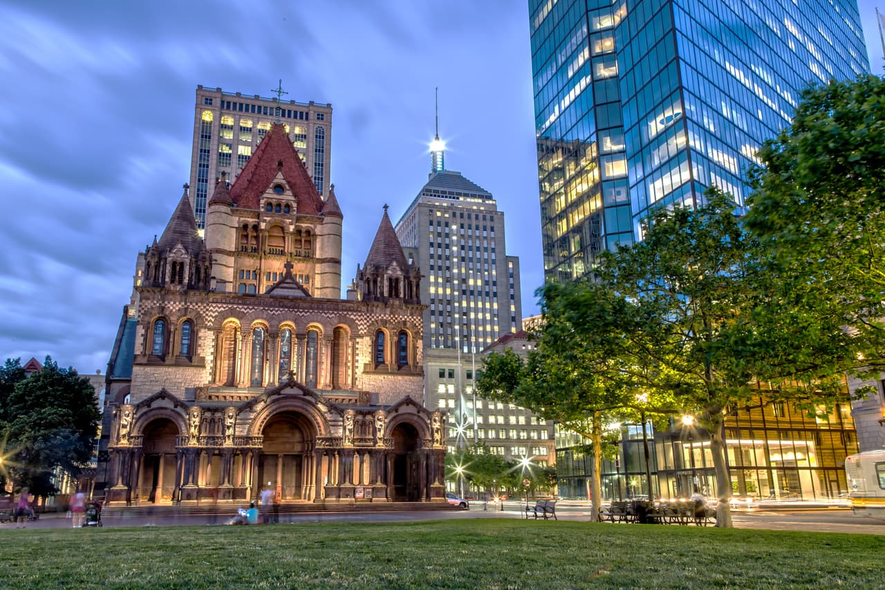 <b>Iglesia de la Trinidad, Boston. </b>Situada al borde de la famosa Copley Square, este templo episcopal se erige como un ícono histórico y cultural de la ciudad. La arquitectura distintiva de la iglesia la llevó a ser declarada Monumento Histórico Nacional, cuya belleza e historia se experimenta mejor en una de las visitas guiadas diarias de la iglesia. 
<br>
