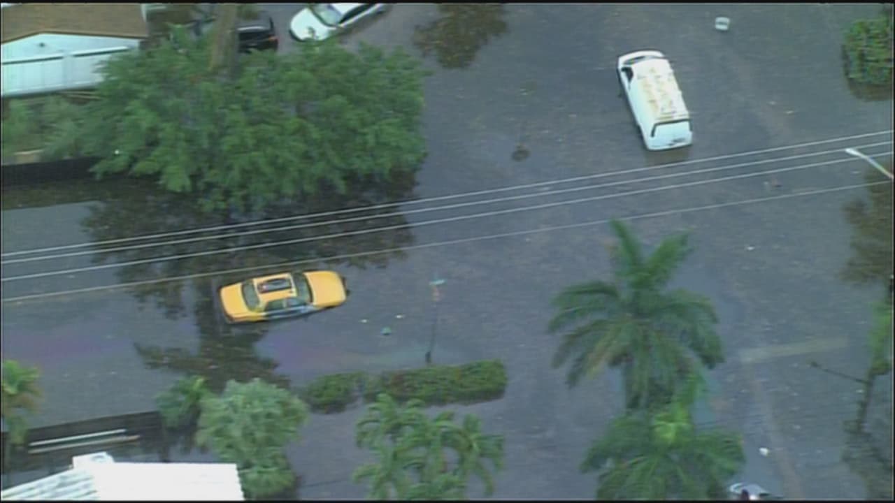 En el transcurso de la noche y parte del día se han visto vehículos atascados o casi tapados en su totalidad por el agua.