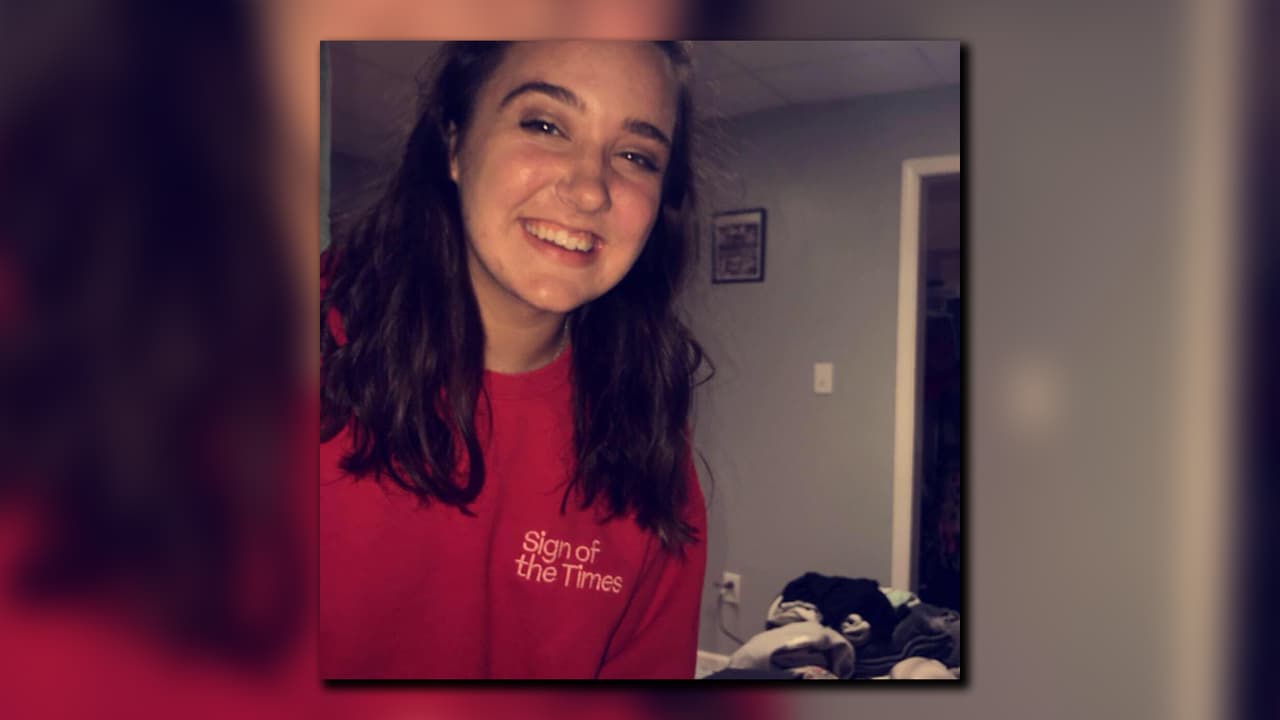 Jeanna Renee Triplicata, de 18 años y el instructor Nick Esposito, de 35 años, murieron luego de que sus paracaídas no desplegarán durante el primer un salto en pareja, ambos estaban unidos a una plataforma de paracaídas.