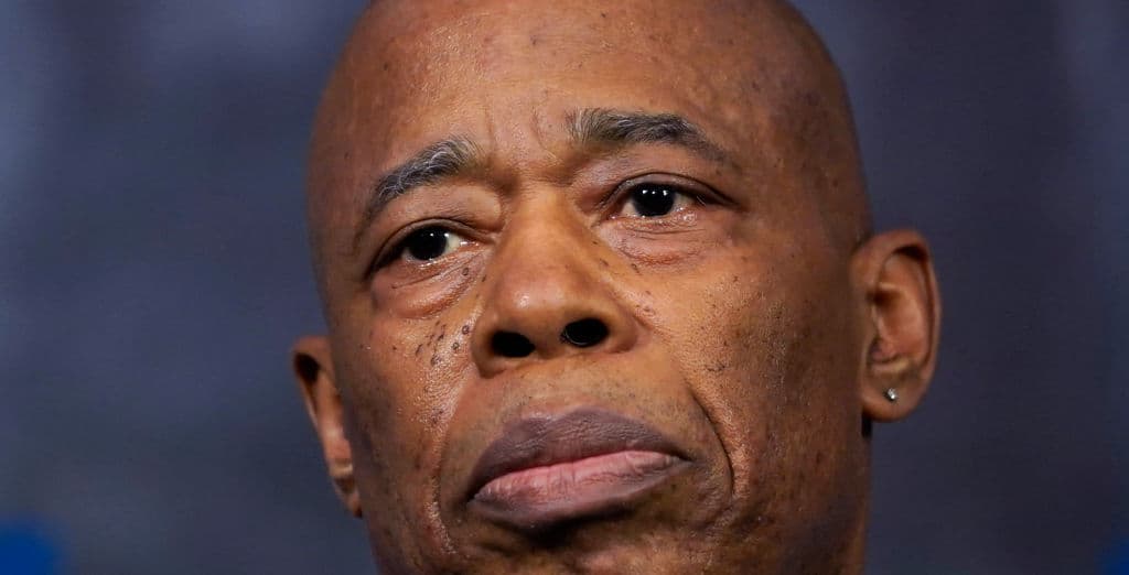 Adams busca bloquear al Departamento de Justicia: la batalla legal que podría definir su futuro