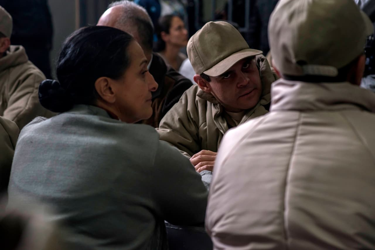 Además, el capo por fin recibió la visita de su madre, quien lo abrazó fuertemente al verlo.