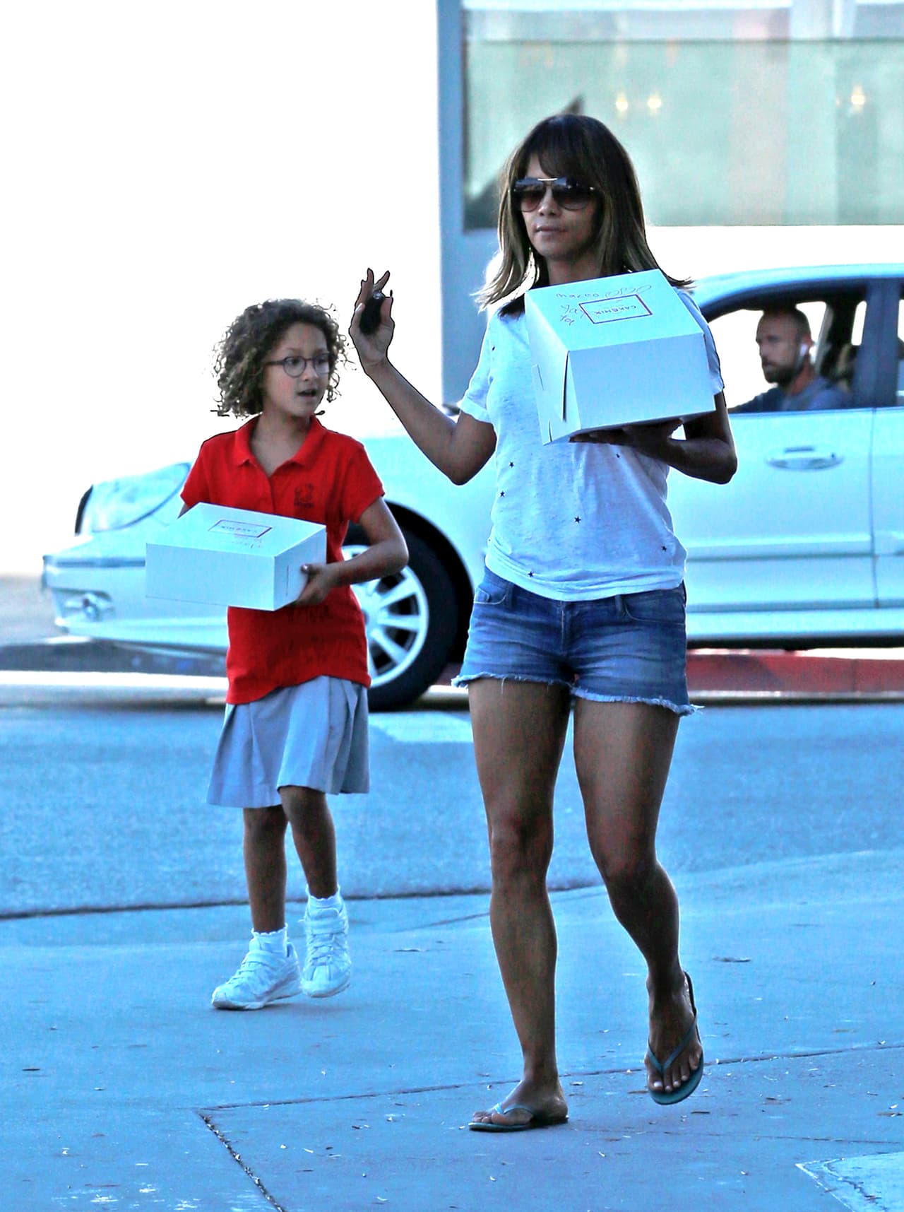 Los paparazzi captaron a Halle Berry paseando en un sexy shorcito, ¡qué guapa!