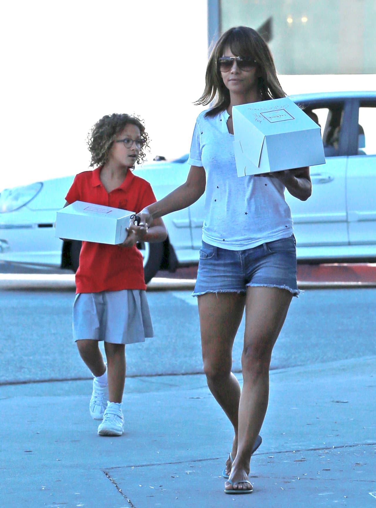 Los paparazzi captaron a Halle Berry paseando en un sexy shorcito, ¡qué guapa!