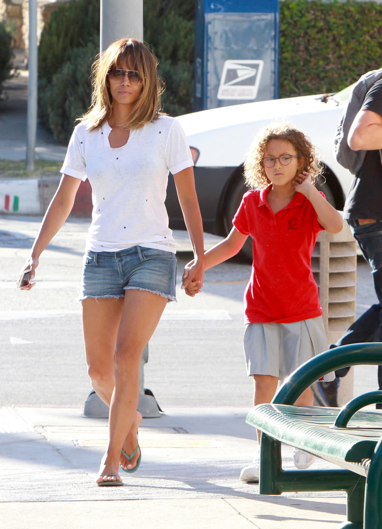 Los paparazzi captaron a Halle Berry paseando en un sexy shorcito, ¡qué guapa!