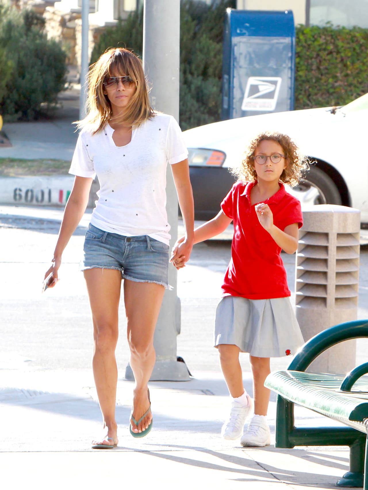 Los paparazzi captaron a Halle Berry paseando en un sexy shorcito, ¡qué guapa!