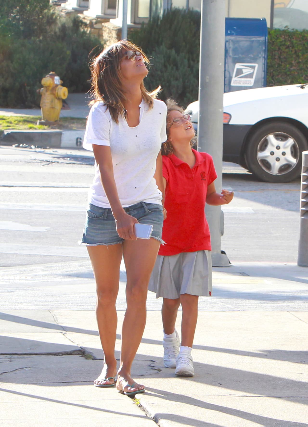 Los paparazzi captaron a Halle Berry paseando en un sexy shorcito, ¡qué guapa!