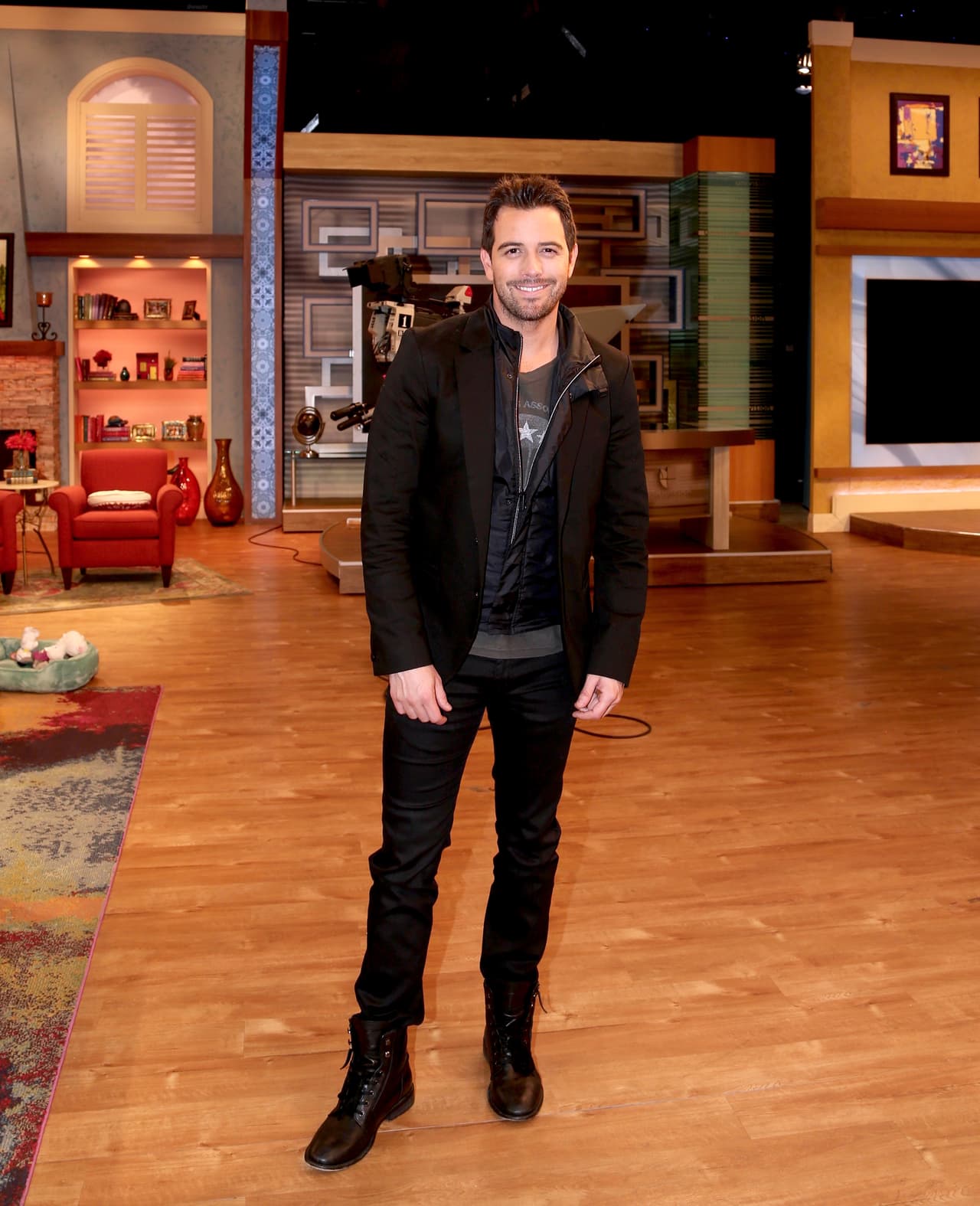 <i>El vuelo de la Victoria</i> será el cuarto protagónico de 
<b>Mane de la Parra</b>, pero la primera aparición del actor fue en 
<i>Verano de amor</i>.