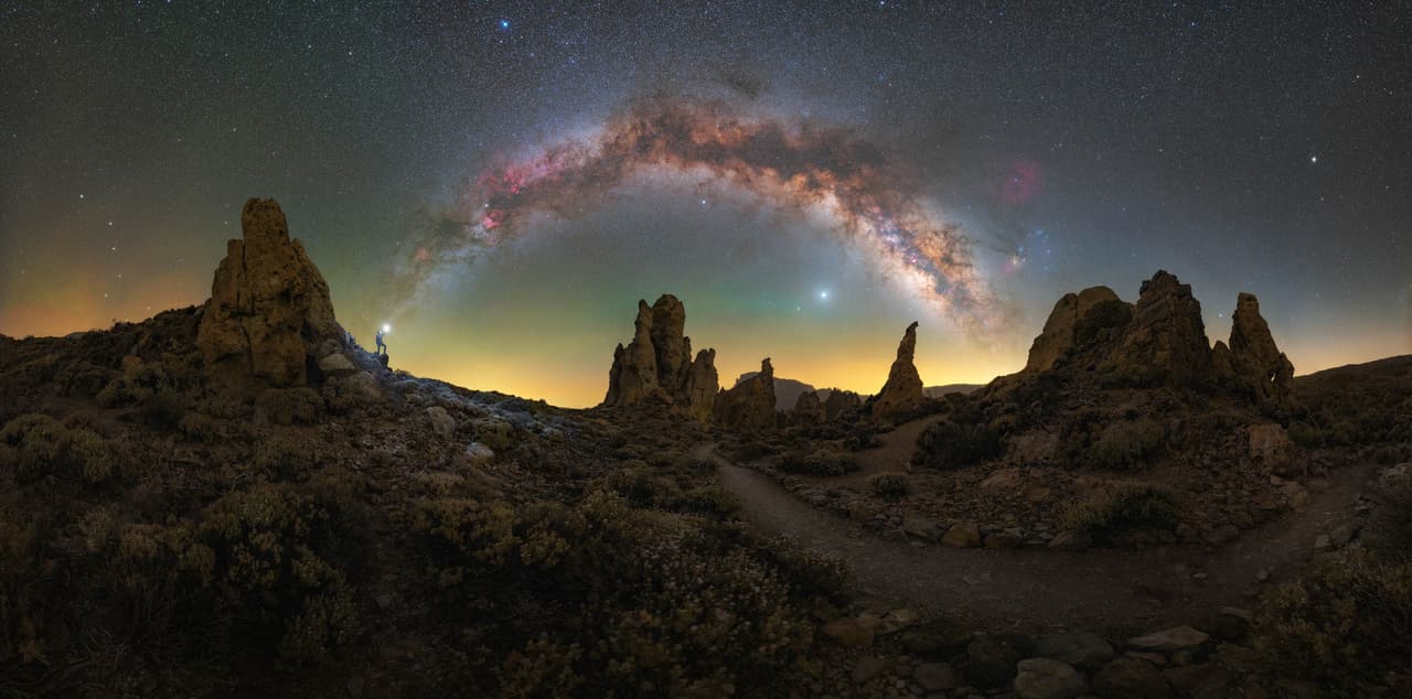 <b>‘Levantándose del polvo’, tomada desde Tenerife, España.</b>
<br>
<br>“Realicé esta fotografía en el Parque Nacional del Teide, en la cima de la isla de Tenerife. Muestra a nuestra bonita galaxia sobre un increíble paisaje volcánico. Sin duda, el paraíso para cualquier fotógrafo nocturno”, dijo sobre esta fotografía su autor. 
<br>
<br>“La Vía Láctea, parece surgir de una gruesa capa de polvo que dispersa toda la luz de los pueblos lejanos creando un cálido resplandor sobre el horizonte”, agregó.