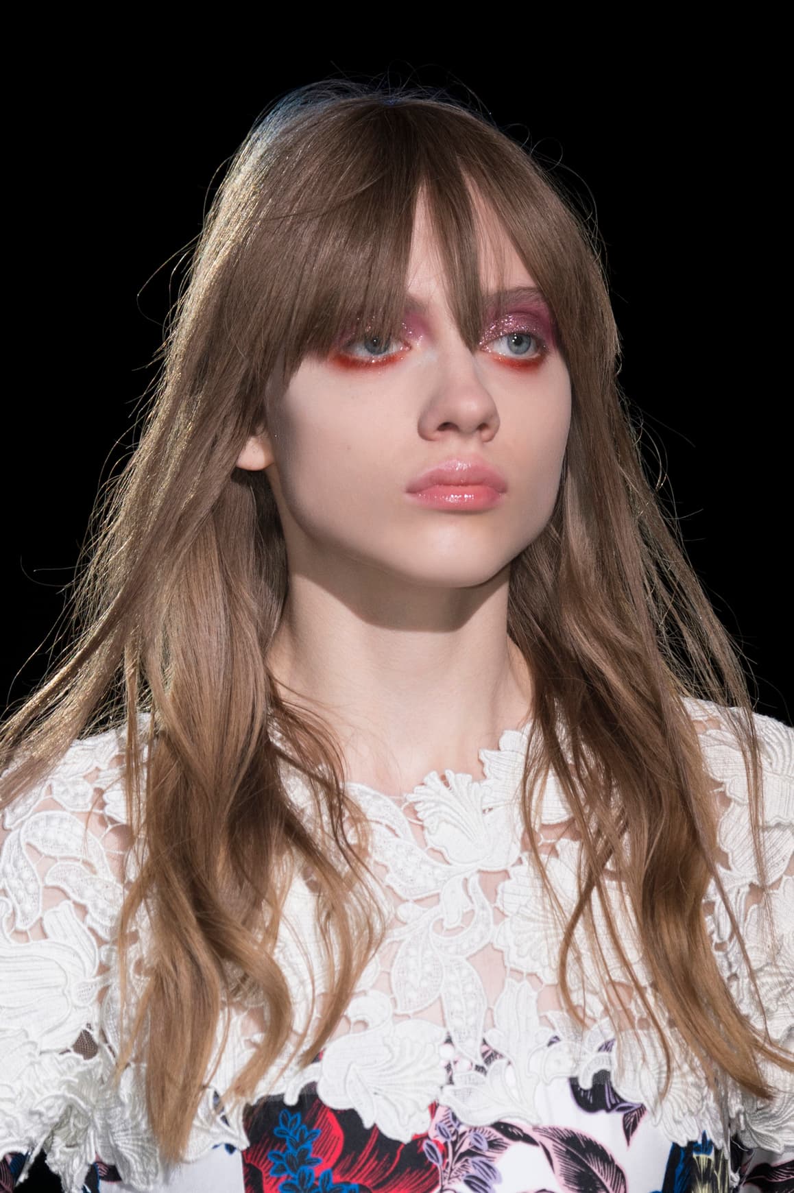 <b>Efecto glitter.</b> Las sombras
<a href="http://www.sephora.com/glitters-P12636?skuId=1009141&icid2=products%20grid:p12636">rosadas</a> con glitter invaden totalmente el párpado superior, por lo que no se necesita ser una experta para poder imitar este look. La parte inferior de los ojos se enmarca con ayuda de una sombra naranja rojiza, que tiene un efecto difuminado. Ideal para las que quieren darle un twist brillante y llamativo a tu look.
<br>