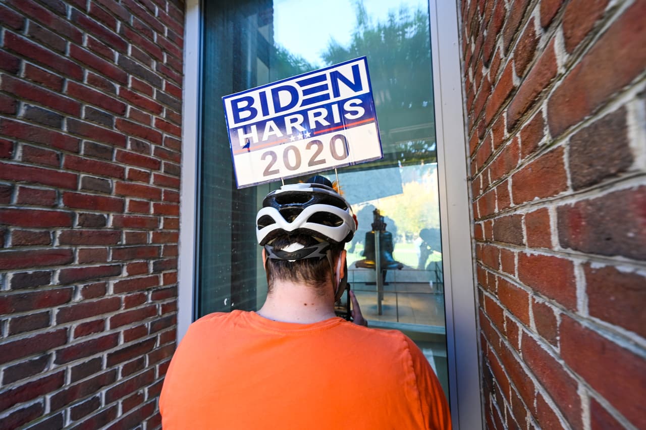 Un asistente al rally fotografía la Campana de la Libertad durante el rally Count Every Vote en Filadelfia en el Independence Hall.