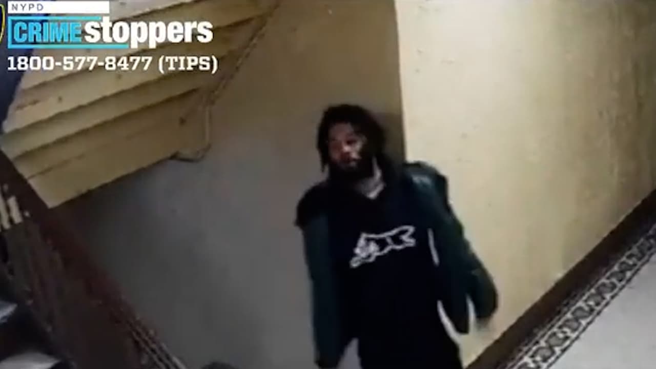 Este hombre se dedica a "tocar" a las mujeres en la calle: la Policía lo busca