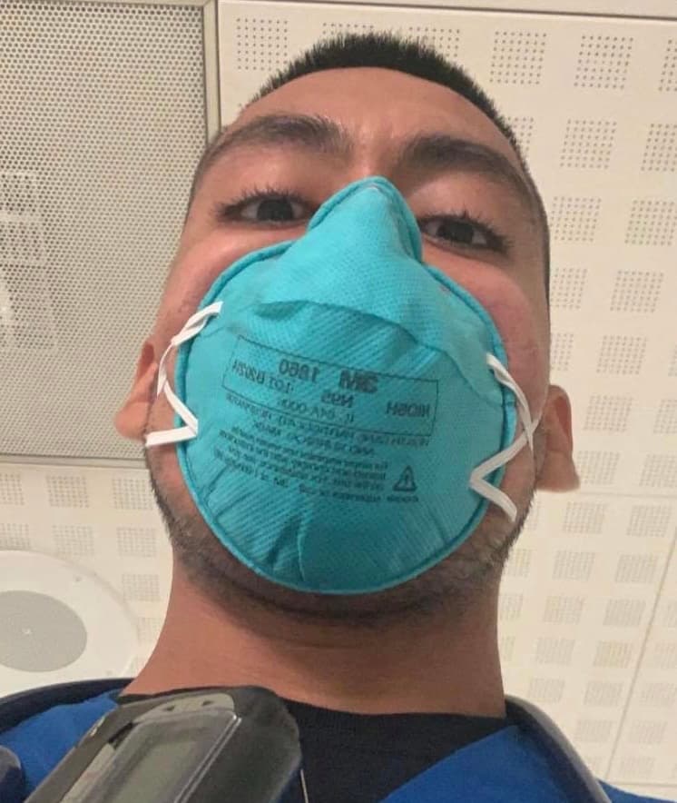 Julio Suárez es terapeuta respiratorio en el Hospital Rush en #Chicago. Y ha ayudado a decenas de pacientes con covid-19 cuando no pueden respirar.