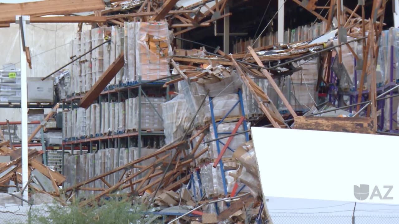 Esto provocó que un 
<a href="https://www.univision.com/local/arizona-ktvw/phoenix-tormenta-bodega-trabajador-desaparecido">trabajador quedara atrapado</a> al interior, y hasta el momento no se sabe nada sobre su estado.