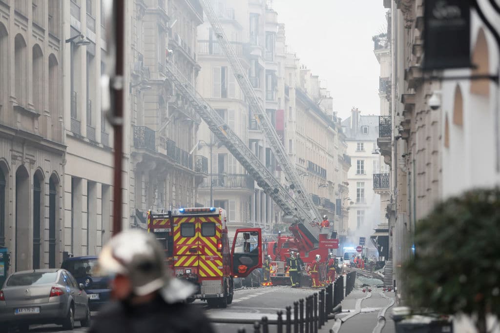 Los equipos de respuesta de emergencia evacuaron a las personas con escaleras de los niveles superiores de los edificios a lo largo de la calle, a raíz de la explosión. Foto por Kiran Ridley/Getty Images