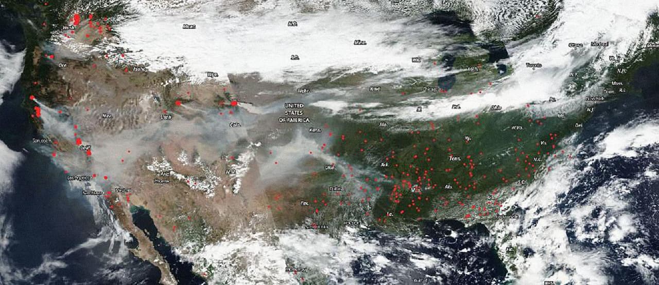 Esta imagen creada por los instrumentos de NASA y NOAA el 8 de septiembre muestra cómo hay humo de los incendios desde California hasta Arkansas. 
<br>