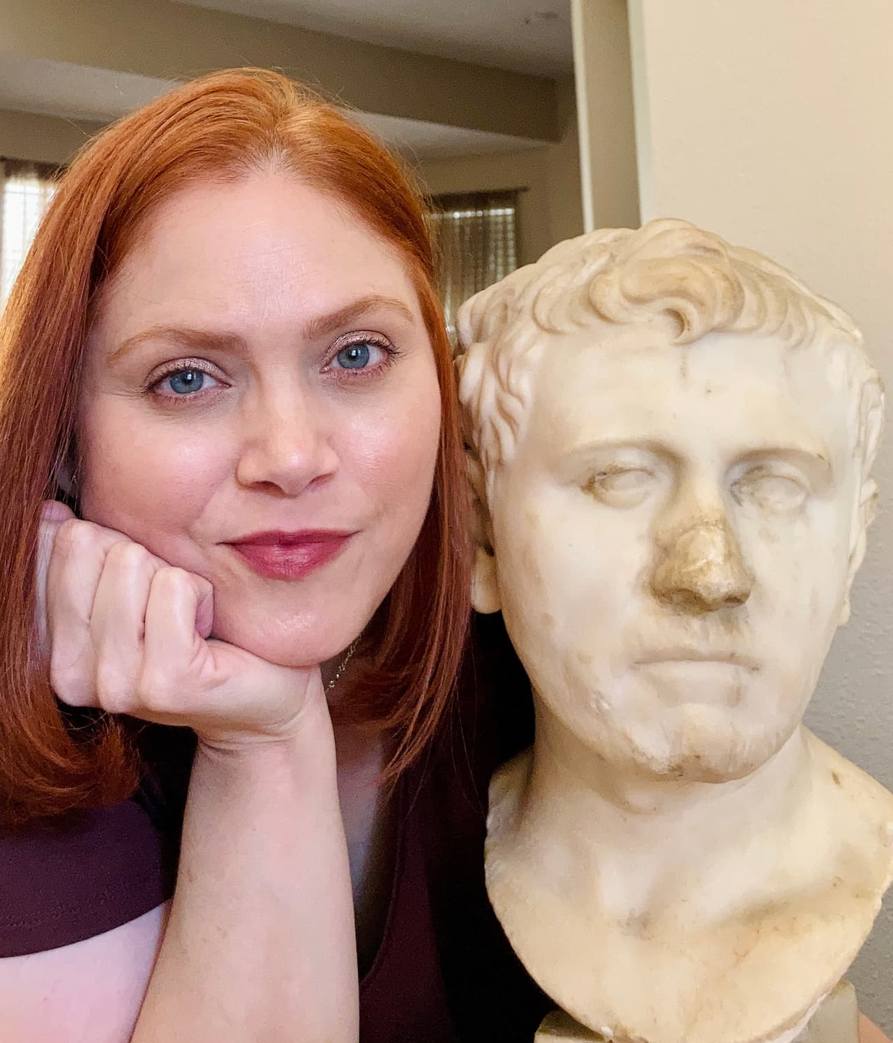 Laura Young junto al busto que representa al famoso comandante romano Nero Claudius Drusus Germanicus y le perteneció al rey Luis I de Baviera.